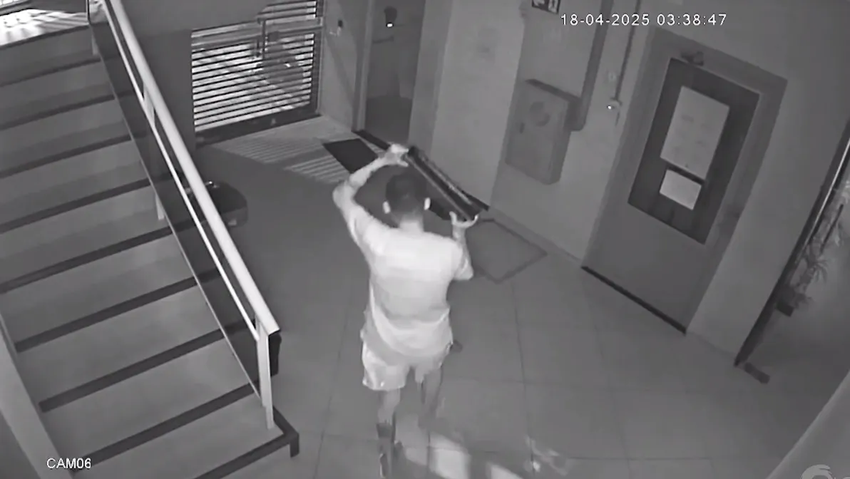 Homem invade prédio pela janela e furta dois notebooks durante a madrugada