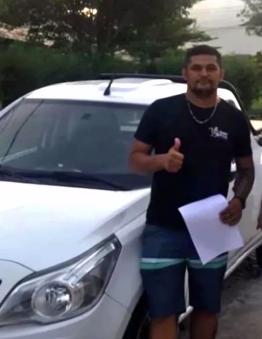 Dono de pizzaria é morto e entregador é baleado em ataque na porta do estabelecimento