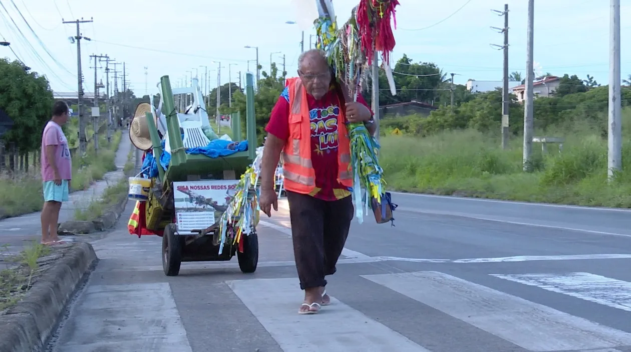 Aposentado caminha há um ano e meio carregando cruz para pagar promessa