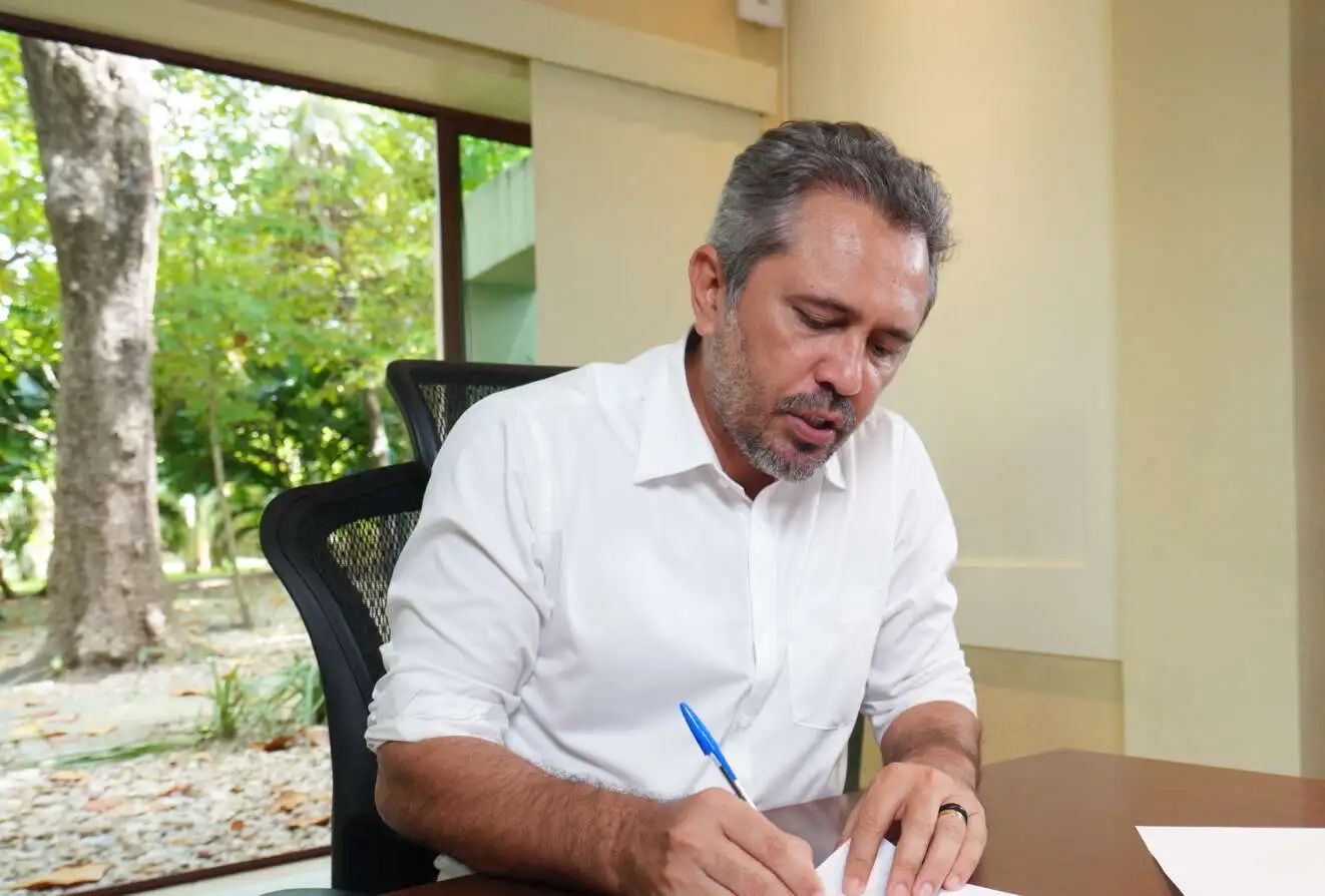 Elmano autoriza pagamento do retroativo do reajuste salarial dos servidores no CE