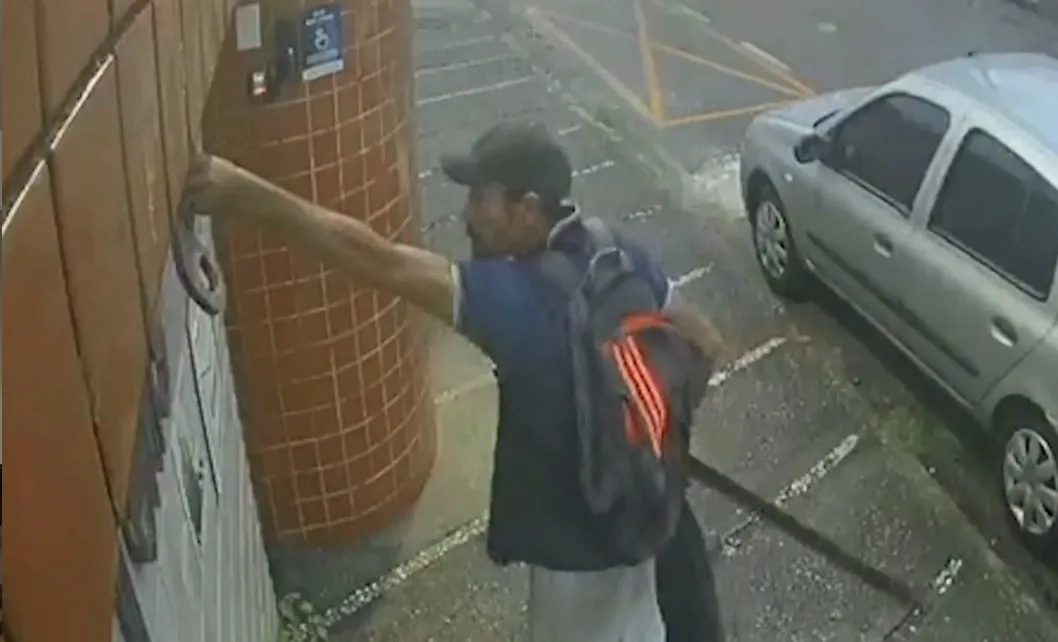 Homem furta números do muro de prédio residencial na zona nobre de Fortaleza