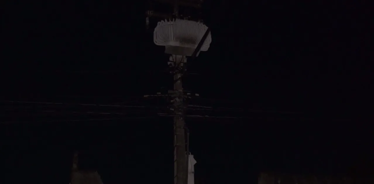 Transformador explode e deixa várias ruas sem energia em bairro de Fortaleza