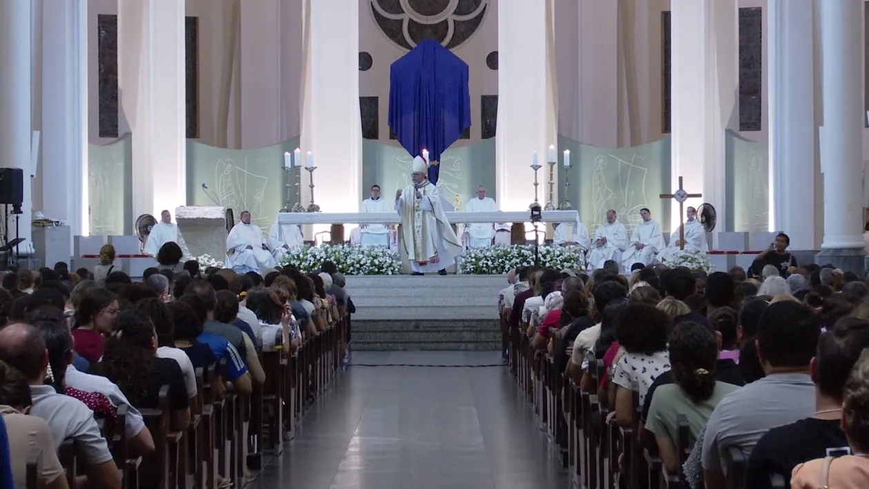 Fiéis lotam Catedral de Fortaleza para a tradicional Missa da Ceia do Senhor
