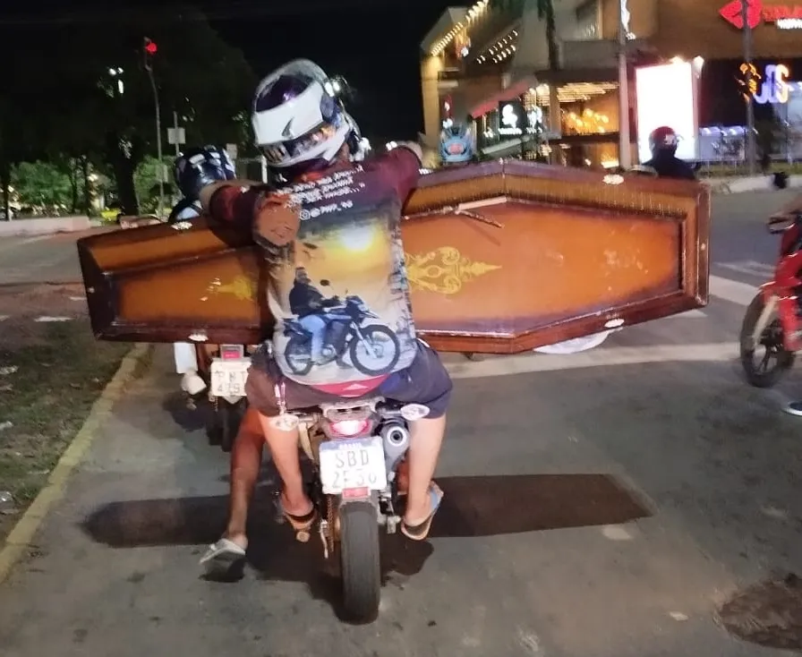 Homem é visto transportando caixão na garupa da moto, em Juazeiro do Norte/CE