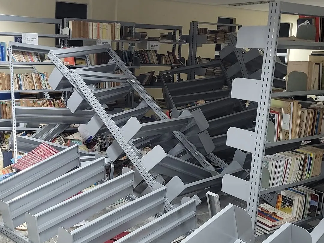 Biblioteca da UFC é alvo de vandalismo após ser invadida durante a madrugada