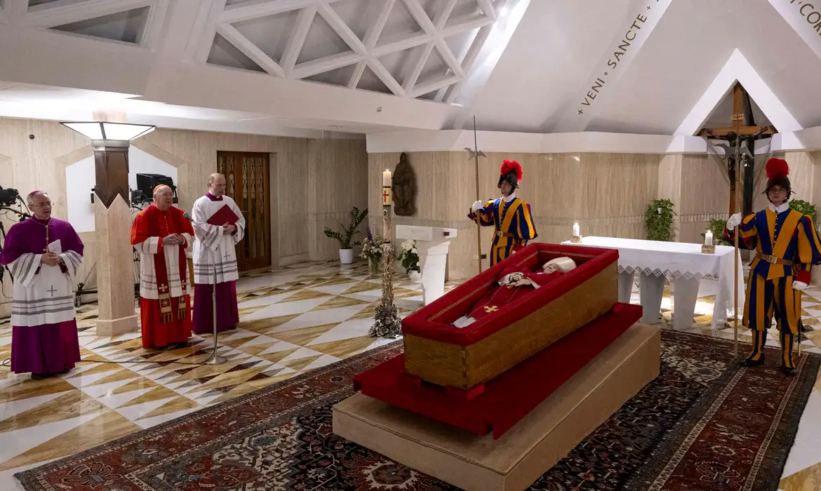 Alcolumbre, Motta e Barroso devem acompanhar Lula no velório do papa