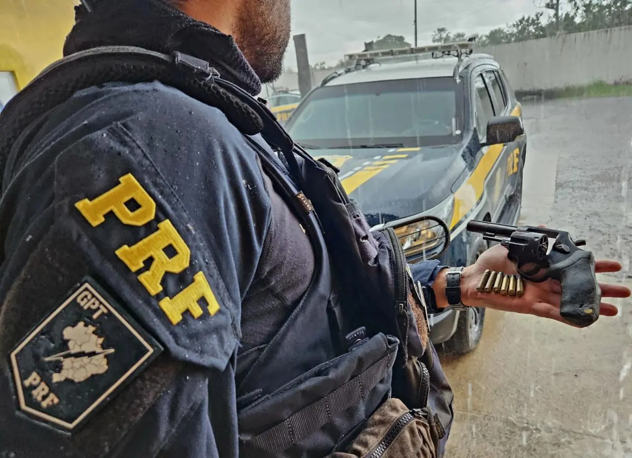 PRF recupera arma roubada há quase 15 anos durante abordagem na BR-020