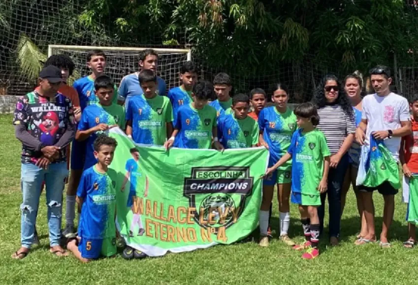 Escolinha de futebol de menino que desapareceu após se afogar em Fortaleza presta homenagem