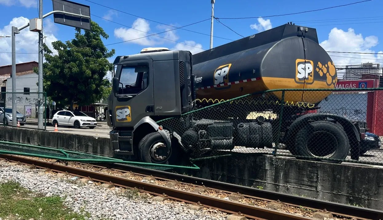 Acidente: caminhão invade trilhos do VLT em Fortaleza em meio a forte chuva