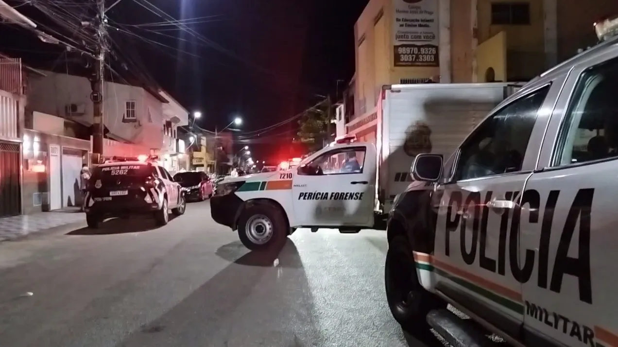 Homem é morto a tiros por dupla em moto ao estacionar carro em frente a escola em Fortaleza