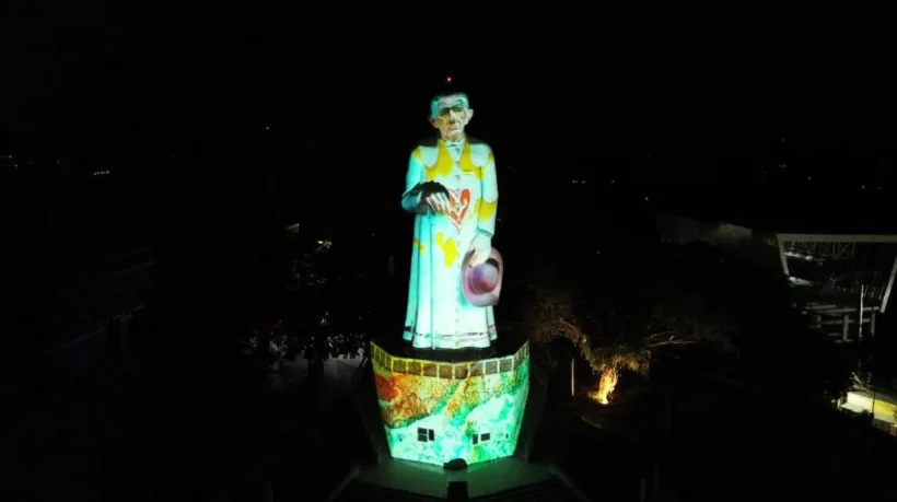 Estátua do Padre Cícero recebe projeção com arte de Espedito Seleiro em Juazeiro do Norte