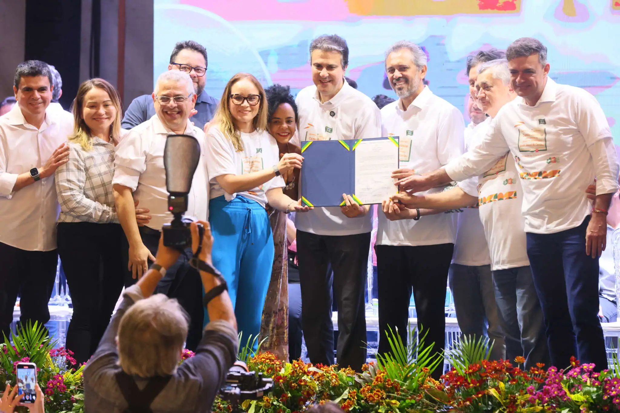 Camilo e Elmano assinam ordem de serviço do Hospital Universitário da UFCA em Barbalha