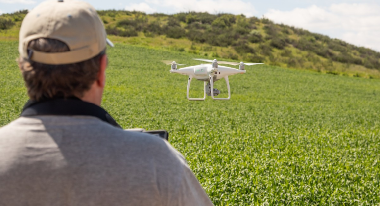 Uso de drones cresce no agronegócio e modifica produção no campo; ouça o comentário