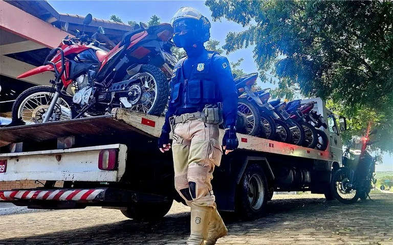 PRF realiza operação em Barro (CE), recolhe 11 motocicletas e aplica 57 autuações