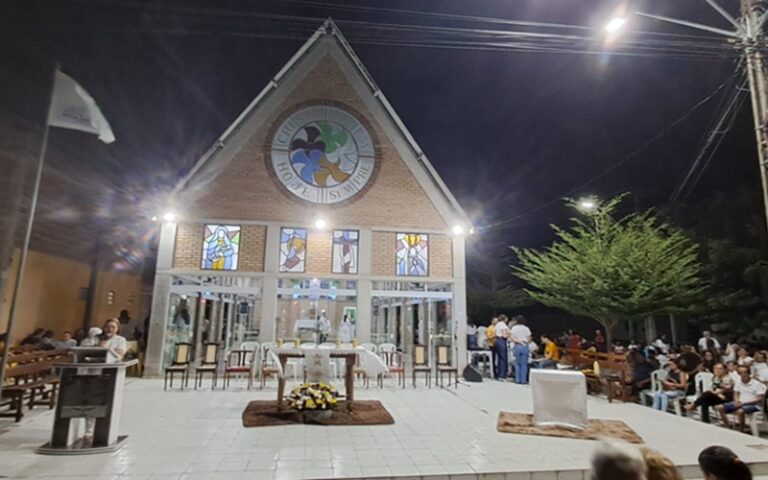 Fiéis lotam Santuário de Fátima em Limoeiro durante festividade de Nossa senhora