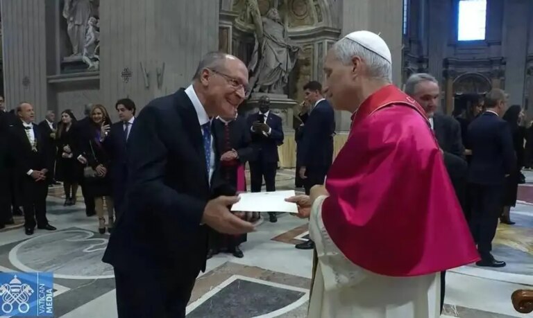Alckmin entrega convite ao Papa Leão XIV para visitar Brasil durante a COP30 em Belém