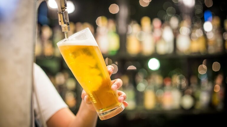Mais de 4 mil litros de cerveja falsificada são apreendidos em SC