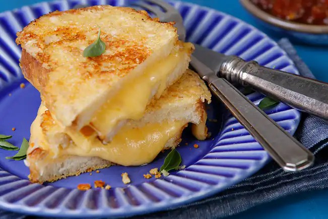 Como fazer queijo quente com crosta de parmesão