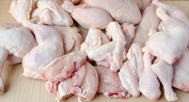 China oficializa embargo a 51 frigoríficos de frango do Brasil