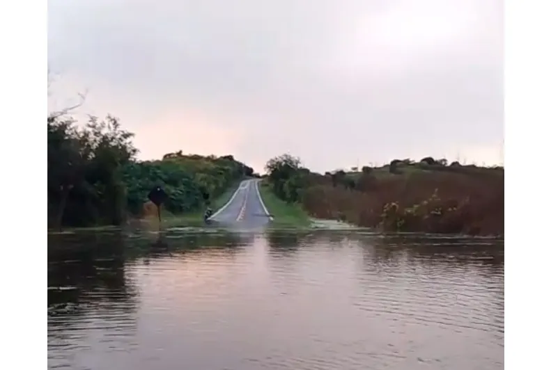 Chuva de 137 mm interdita rodovia e deixa moradores ilhados em Tauá, no Ceará