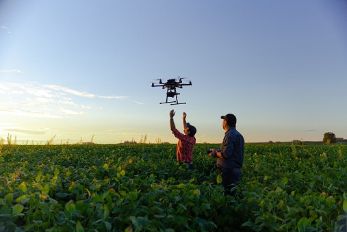 Como ser um piloto de drone? Tudo sobre a profissão em alta que paga até R$ 10 mil