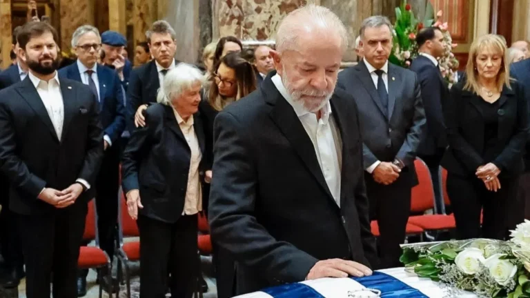 Lula homenageia Pepe Mujica em velório no Uruguai nesta quinta-feira (15)
