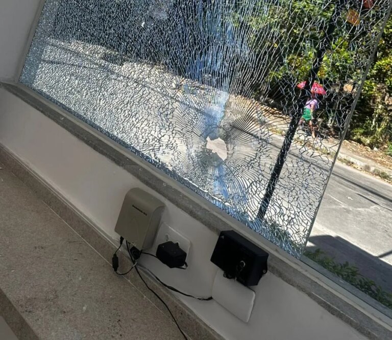 Guarita de residencial recém-inaugurado é atingida por tiro durante confronto entre facções em Fortaleza