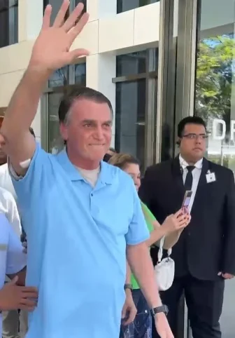 Bolsonaro recebe alta após três semanas internado em Brasília