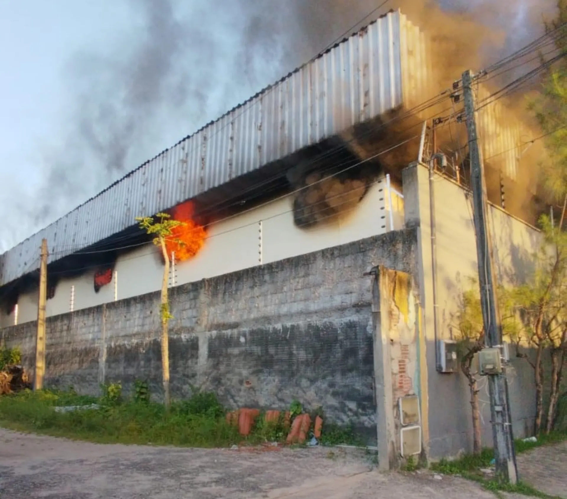 Incêndio atinge fábrica de velas em Fortaleza e deixa duas pessoas feridas