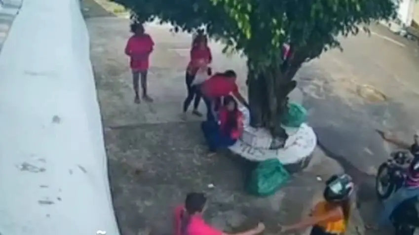 Casal armado assalta grupo de mulheres em calçada no bairro Dom Lustosa