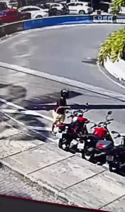 Homem destrava moto e furta veículo em questão de segundos em Fortaleza