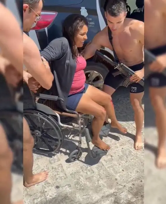PMs se jogam em canal, salvam mulher e resgatam moto em Limoeiro do Norte