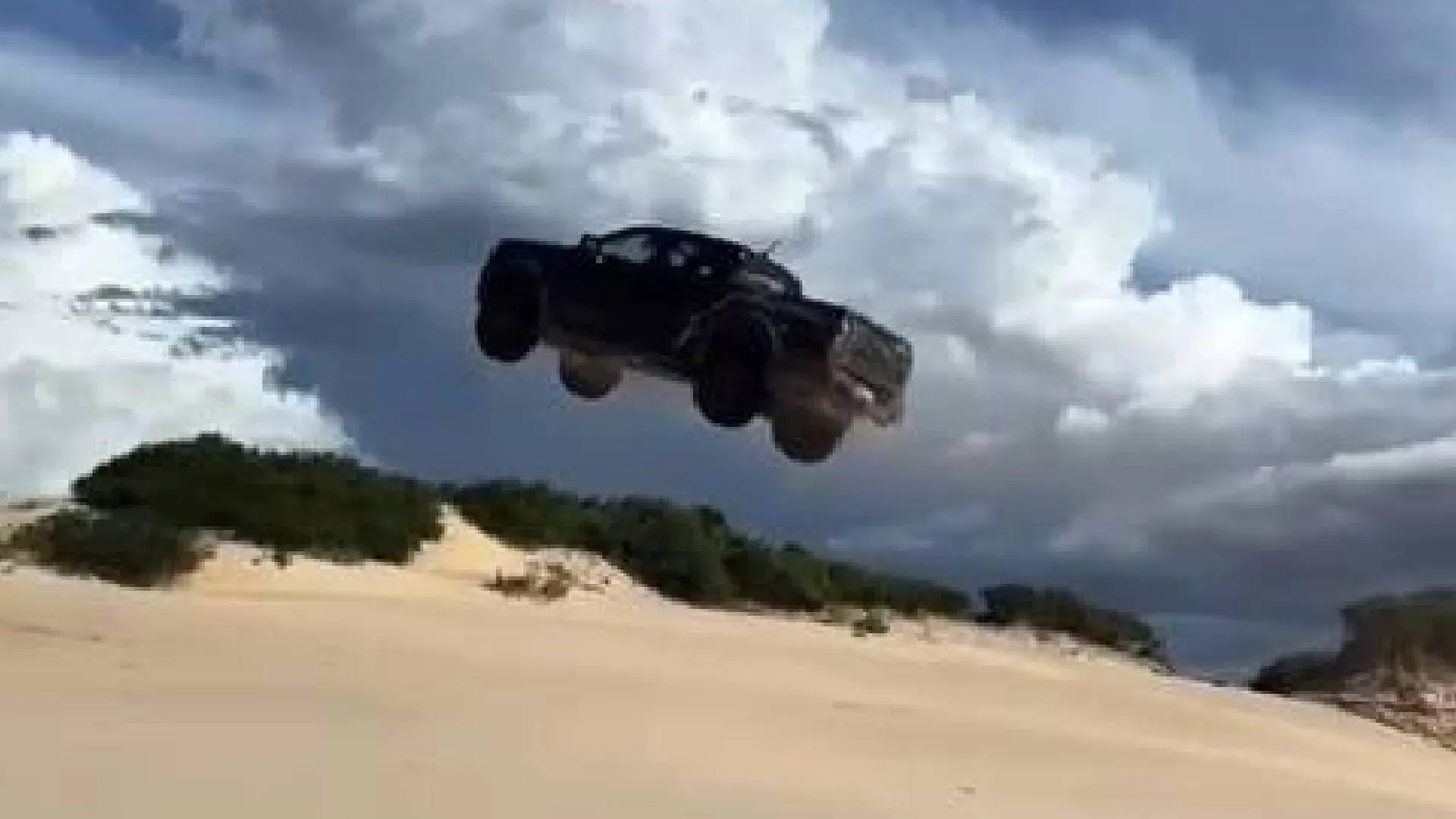 Carro “voa” após subir duna em Canoa Quebrada e fica danificado na queda