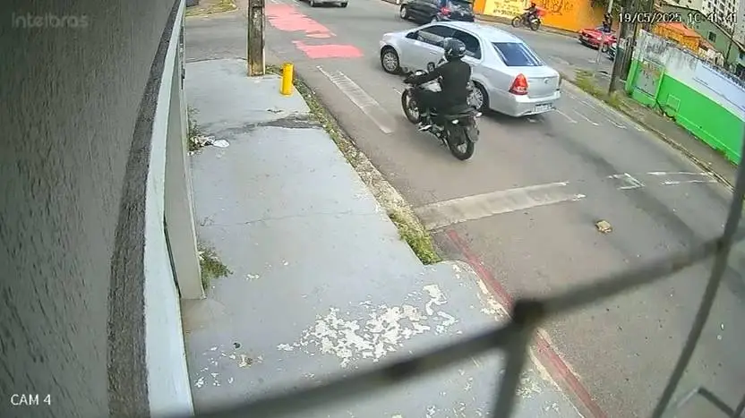Motociclista sofre acidente ao trafegar por ciclofaixa no bairro Jóquei Clube, em Fortaleza