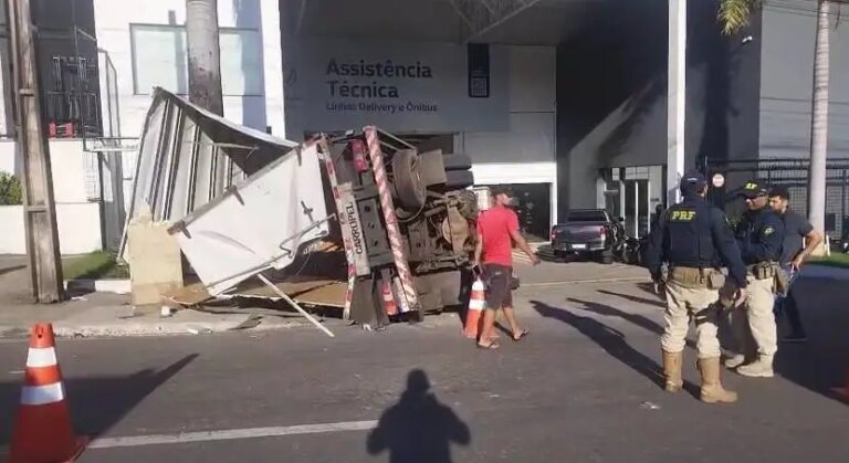 Motociclista escapa por pouco de ser esmagado por caminhão que tombou na BR-116