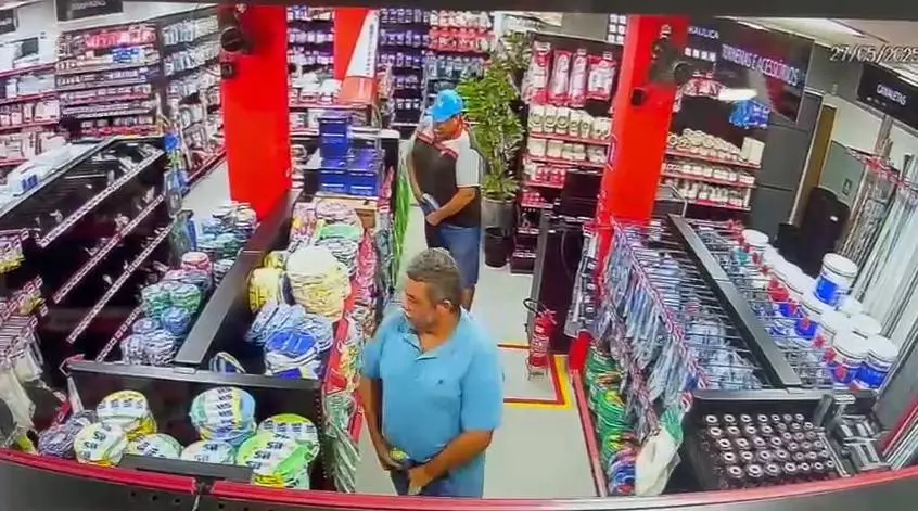 Homens escondem rolos de fio dentro das calças durante furto a loja em Fortaleza