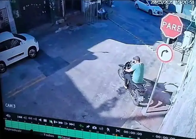 Homem tem motocicleta furtada enquanto trabalhava no bairro Farias Brito