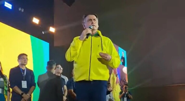 Bolsonaro chora ao falar de Eduardo e diz que filho seria preso se estivesse no Brasil