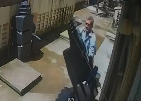 Idoso furta pilha de 10 cadeiras em centro comercial de Messejana, em Fortaleza