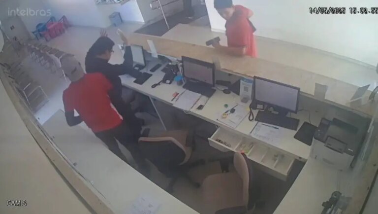 Funcionários são feitos reféns durante assalto a clínica em Fortaleza