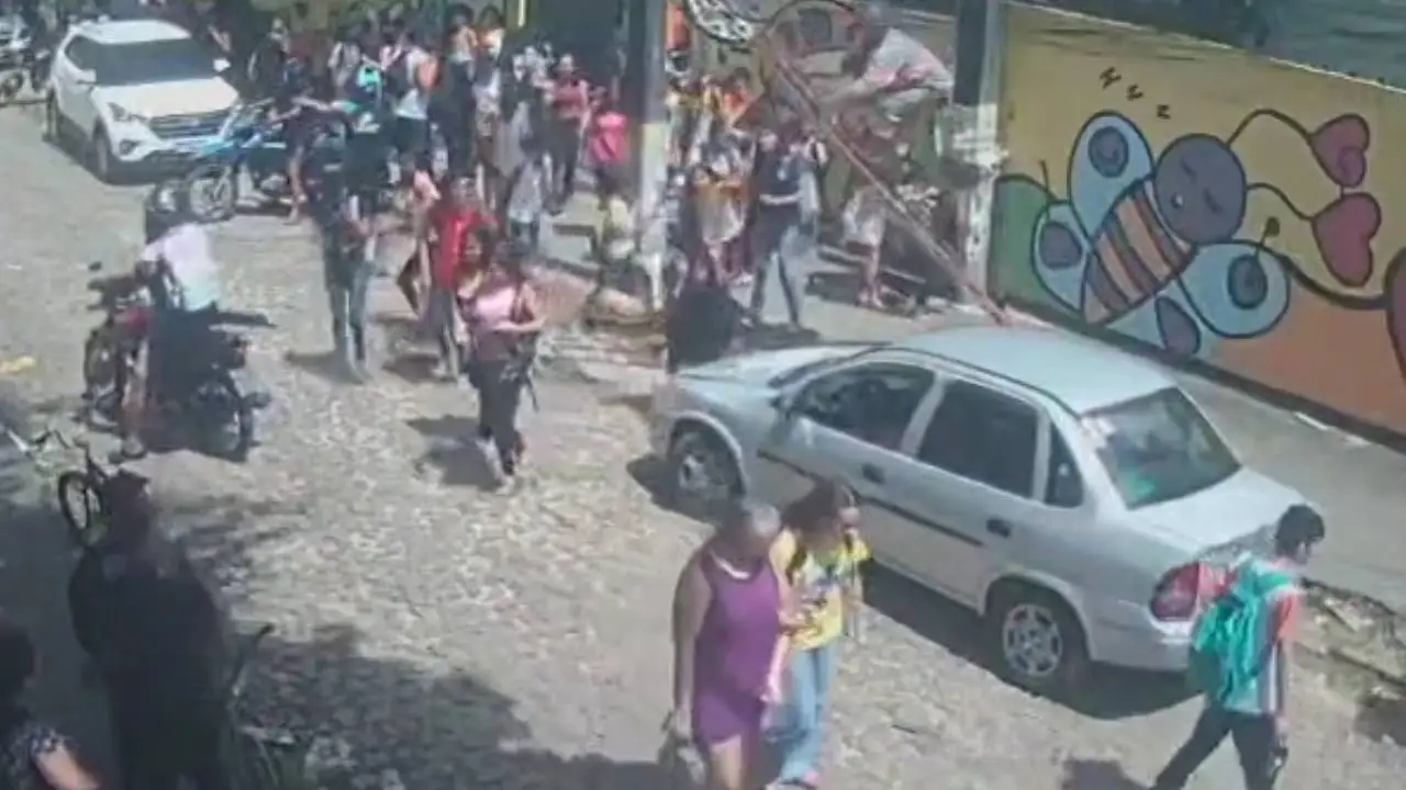 Escada despenca sobre fios e derruba poste em meio a grupo de alunos em Fortaleza