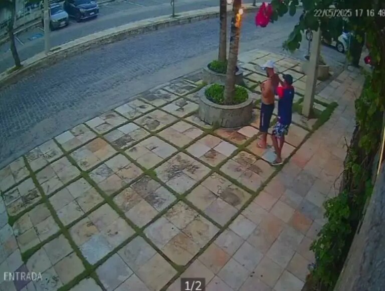 Turista tem cordão roubado em questão de segundos na frente de hotel em Fortaleza