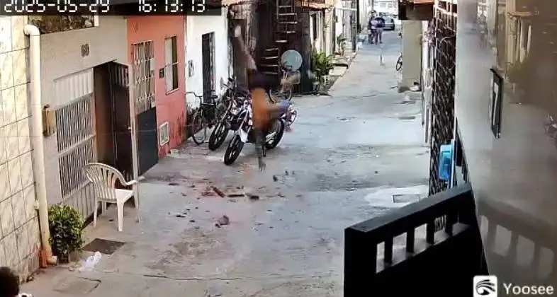 Homem com tornozeleira cai de telhado ao tentar fugir da polícia em Fortaleza