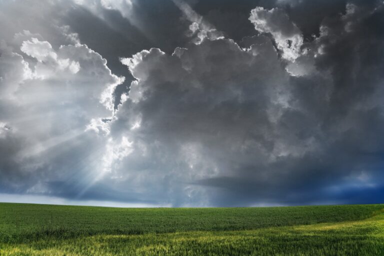 Fim de semana será de aumento de temperatura e pancadas de chuva pelo país
