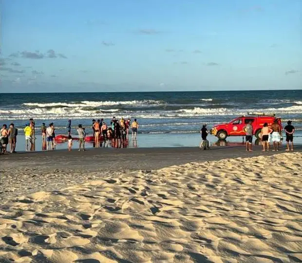 Paramotor cai e deixa dois feridos na Praia do Futuro, em Fortaleza