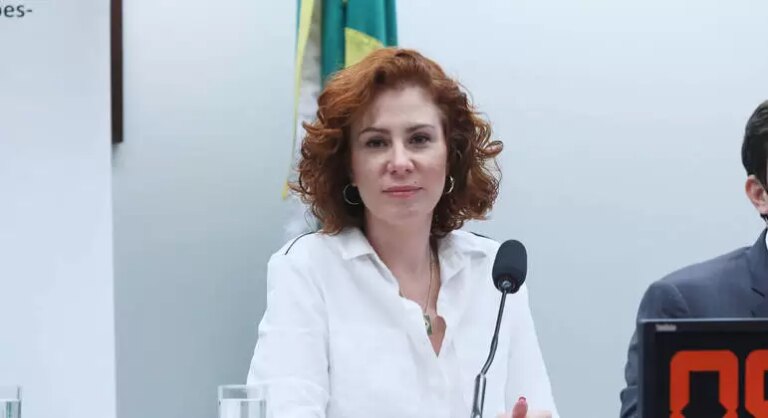 STF tem maioria para condenar Carla Zambelli a 10 anos de prisão e à perda do mandato