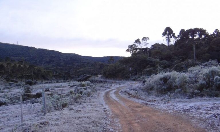 Frente fria avança sobre o RS e gera alerta de neve em Santa Catarina