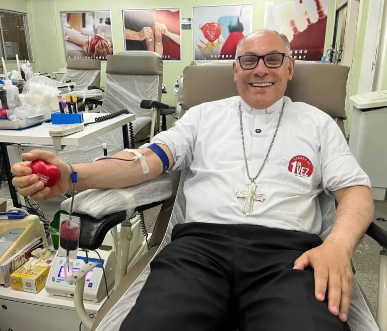 Dom Gregório Paixão faz doação sangue em campanha solidária da Arquidiocese de Fortaleza