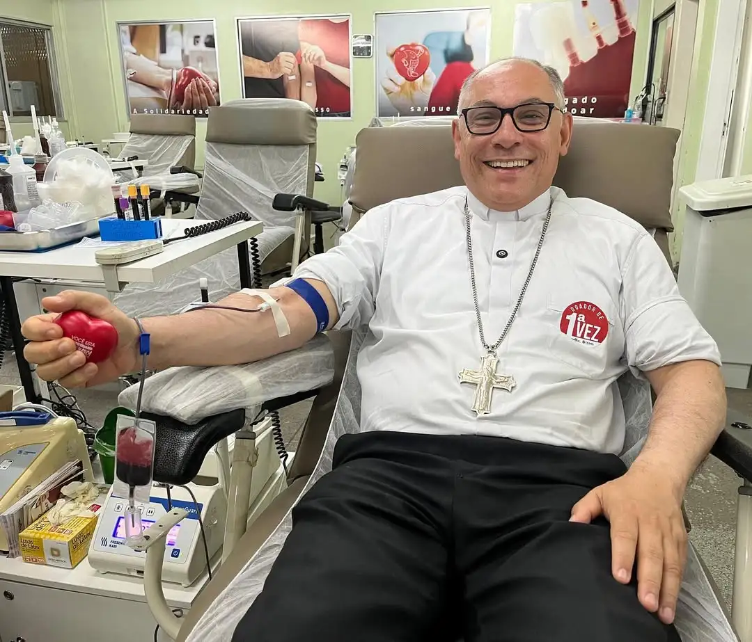 Dom Gregório Paixão doa sangue e incentiva fiéis em campanha solidária da Arquidiocese de Fortaleza