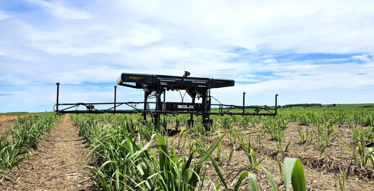 Robô da Solinftec vale a pena? Estudo mostra os benefícios do ‘mata-inseto’ da agtech brasileira
